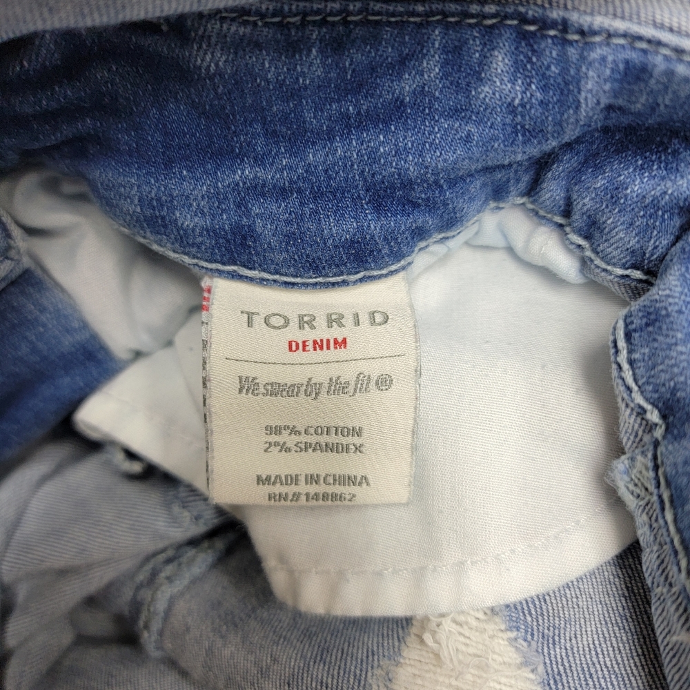 Torrid Shortall Vintage Stretch Light Wash Sz 22 Distressed Cuffed Denim Jumper - Picture 7 of 14